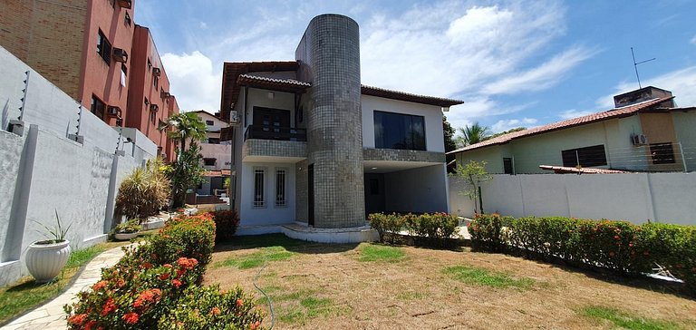 Casa com Excelente Área de Lazer em Ponta Negra